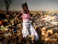 13  Mali, Bamako, Faladié. Femme pleurant suite au feu qui a ravagé son camp.